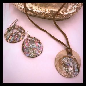 🎄Beautiful abalone shell necklace & earrings